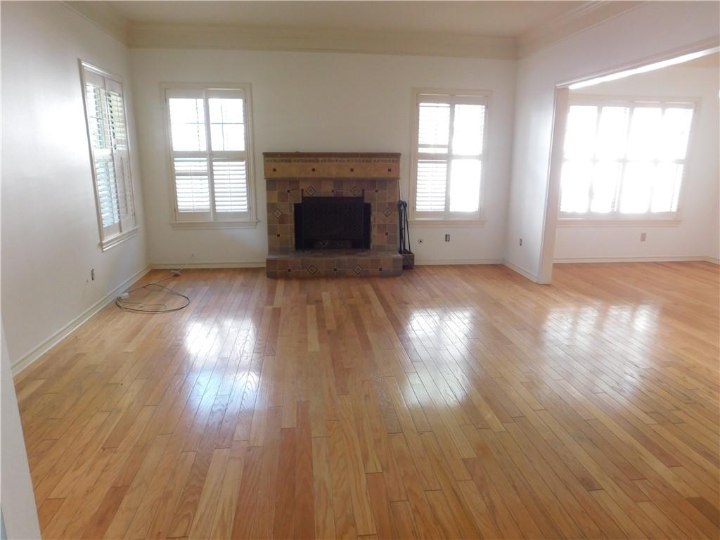 Image 4: Living Room