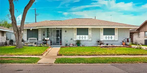 3718 Brushwood