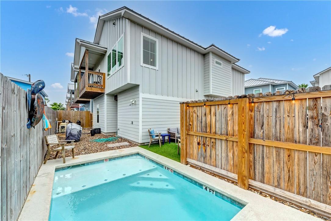 Image 3: Back yard private pool