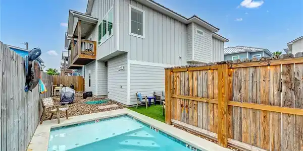 Image 3: Back yard private pool