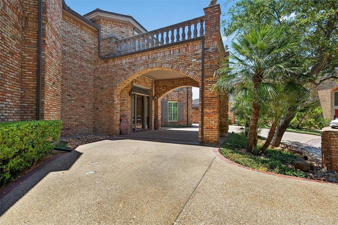 Image 1: Circular driveway w Covered Patio!
