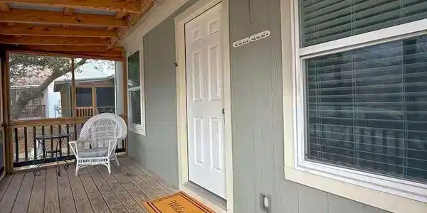 Image 4: Screened Porch