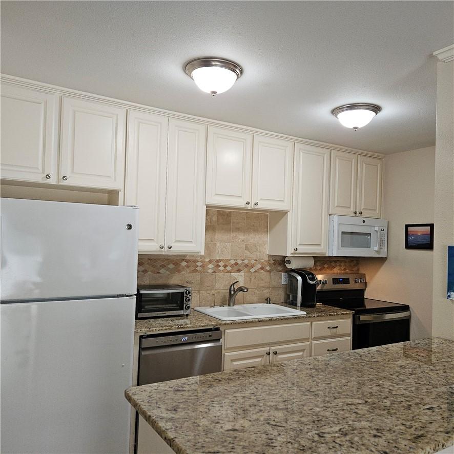 Image 4: Granite Countertops in Kitchen and Breakfast Bar