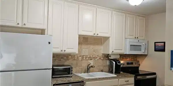 Image 4: Granite Countertops in Kitchen and Breakfast Bar
