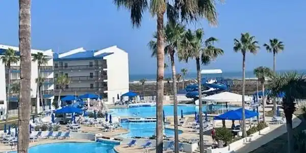 Image 2: This unit faces the pool and ocean