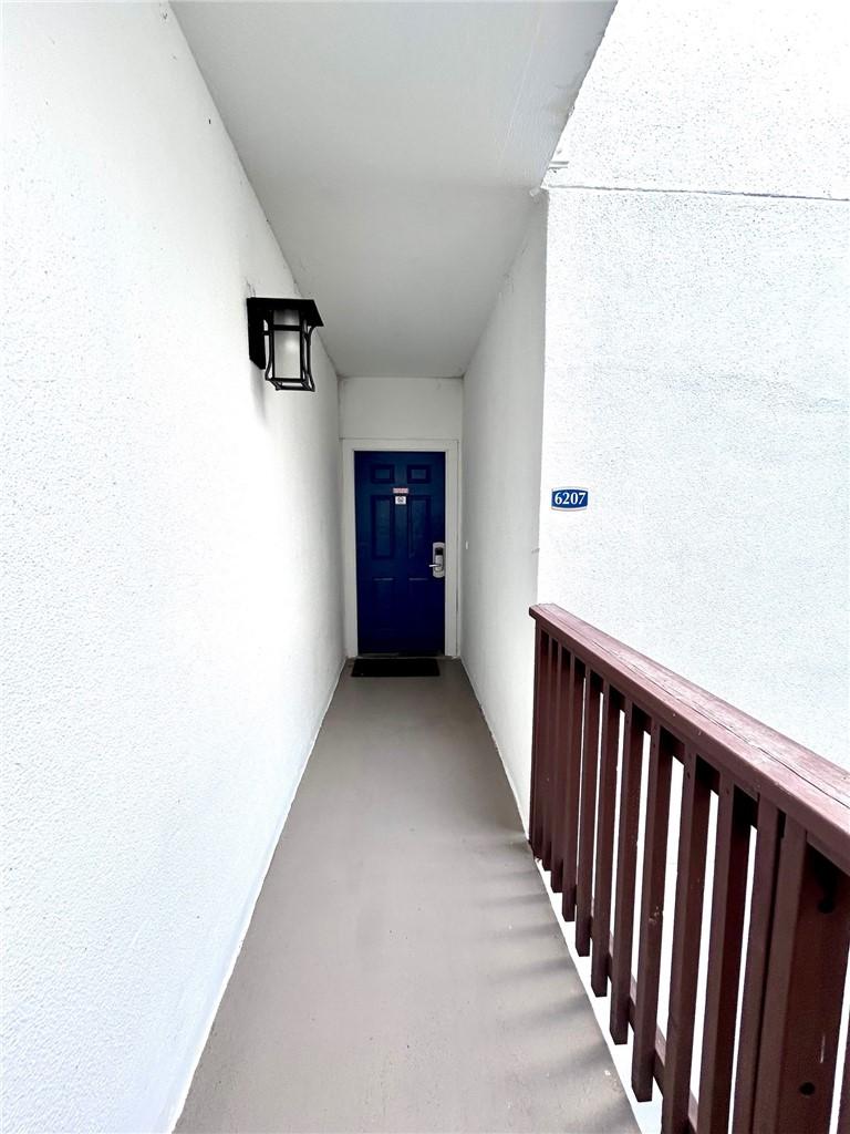 Image 3: Gorgeous entrance with clean white surroundings
