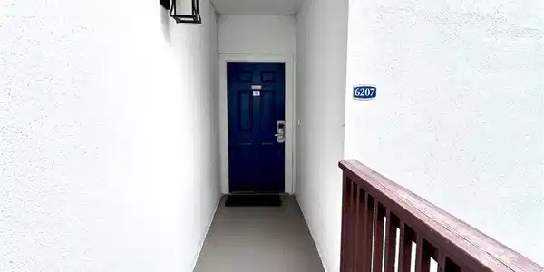 Image 3: Gorgeous entrance with clean white surroundings