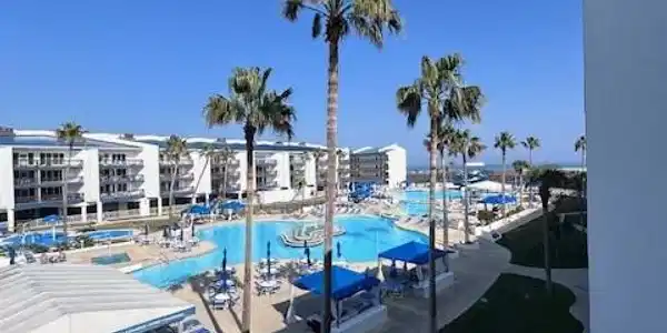 Image 4: Breath-taking Views of the Gulf and the pools