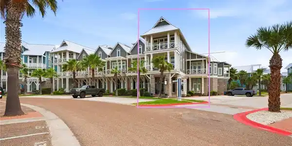 Image 3: Next to the green, restaurants, and near shared po