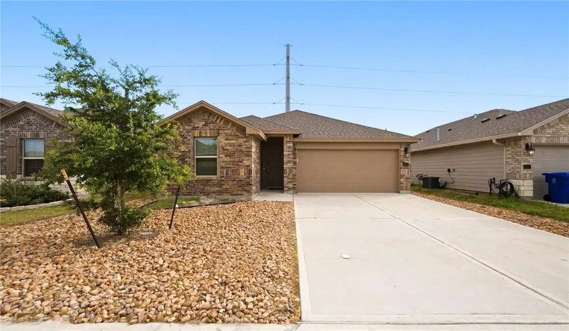 Image 1: Low maintenance front yard