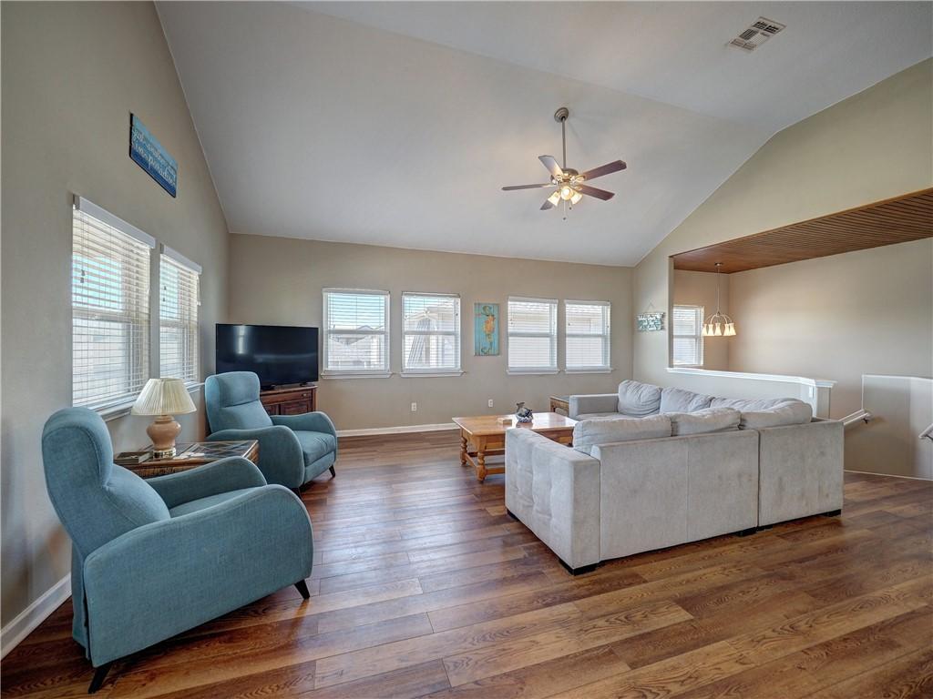 Image 4: Living Room