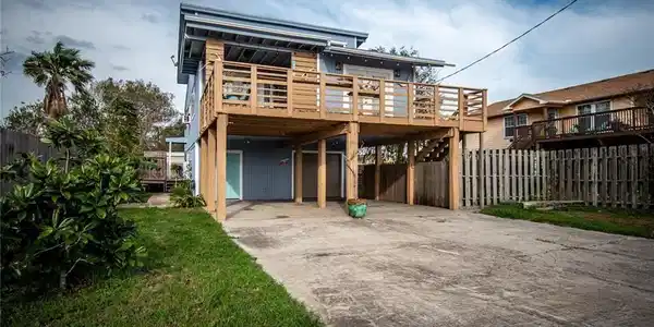 938 E Lakeside Drive