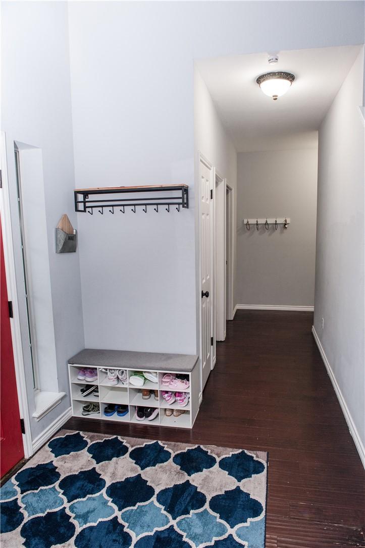 Image 4: Foyer area overlooking the hallway.