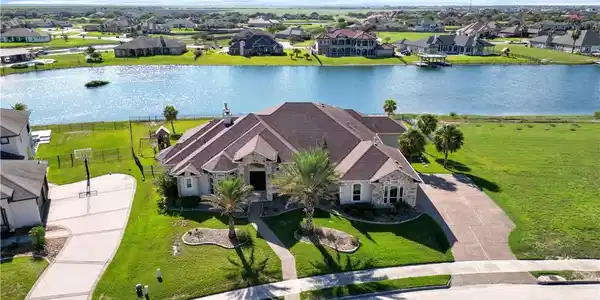 6209 Lago Vista Drive