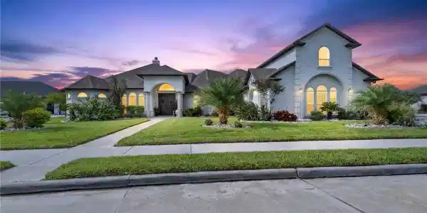 6117 Lago Vista Drive