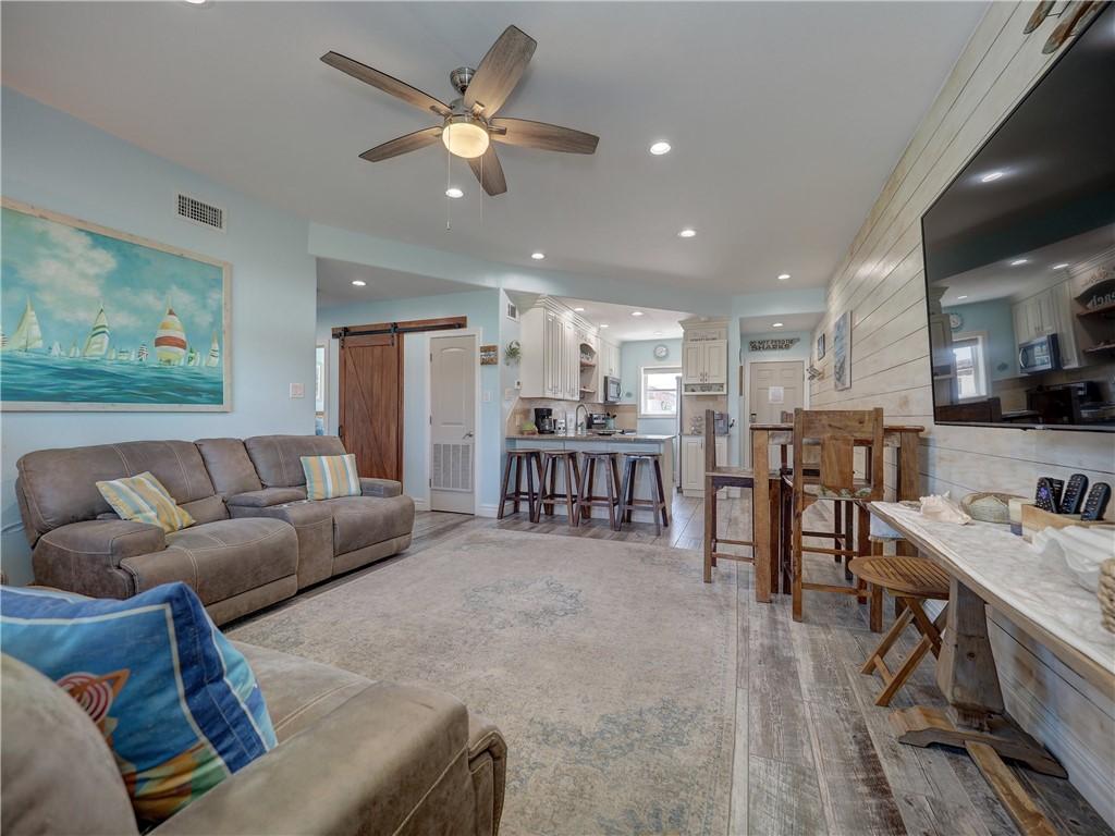 Image 3: Living Room