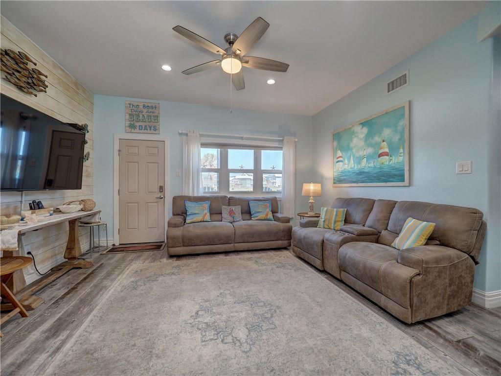 Image 4: Living Room