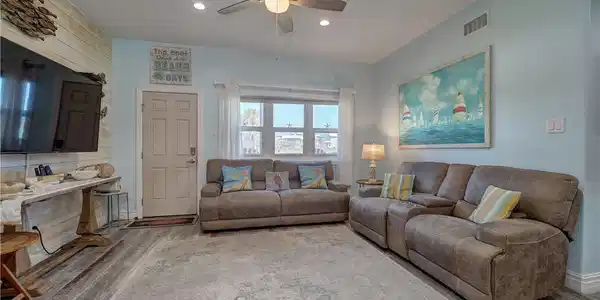 Image 4: Living Room