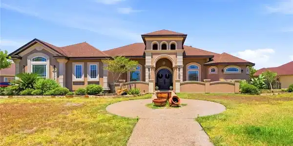 8401 Lago Vista Drive