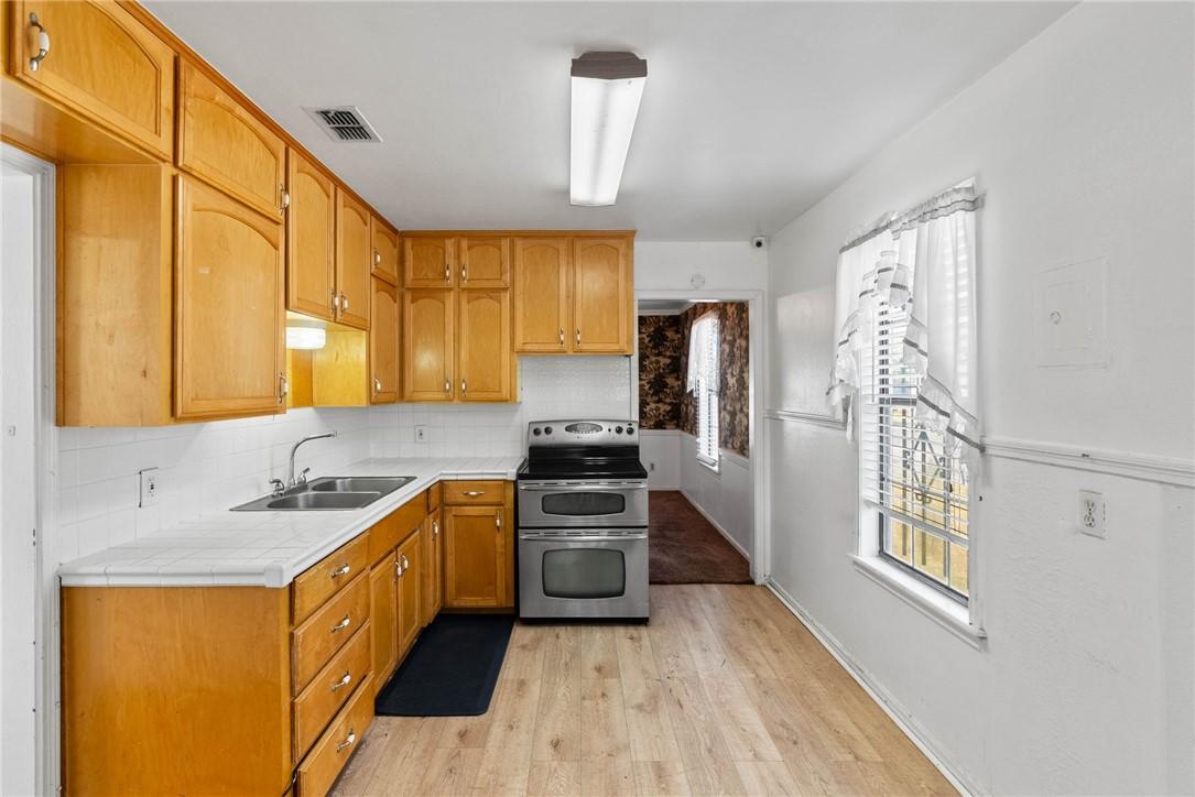 Image 2: Kitchen - Angle