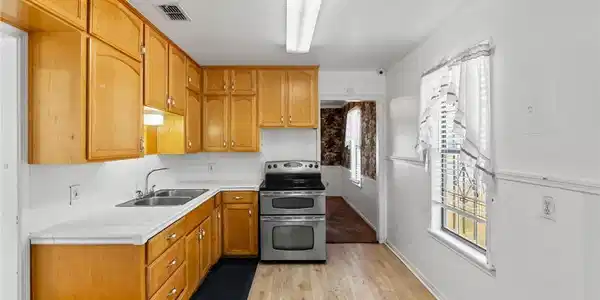 Image 2: Kitchen - Angle