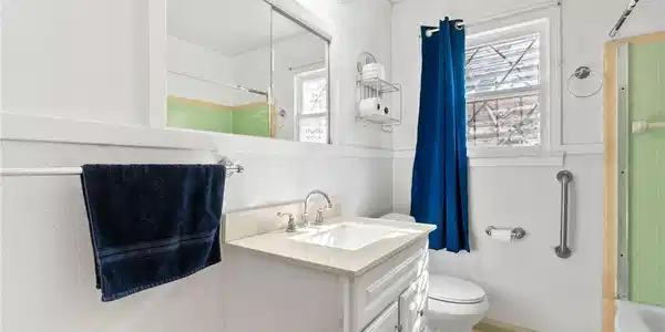 Image 3: Bathroom - 1