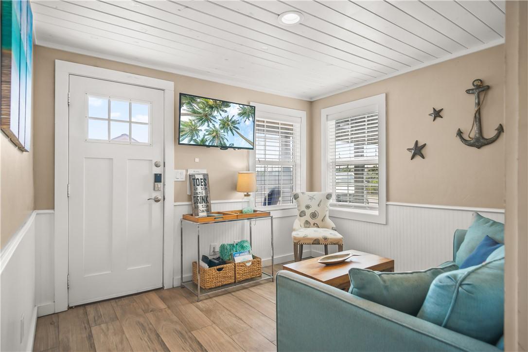 Image 4: Quaint living room with lots of natural light