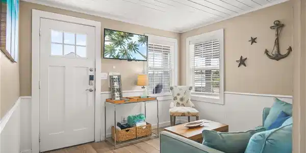 Image 4: Quaint living room with lots of natural light