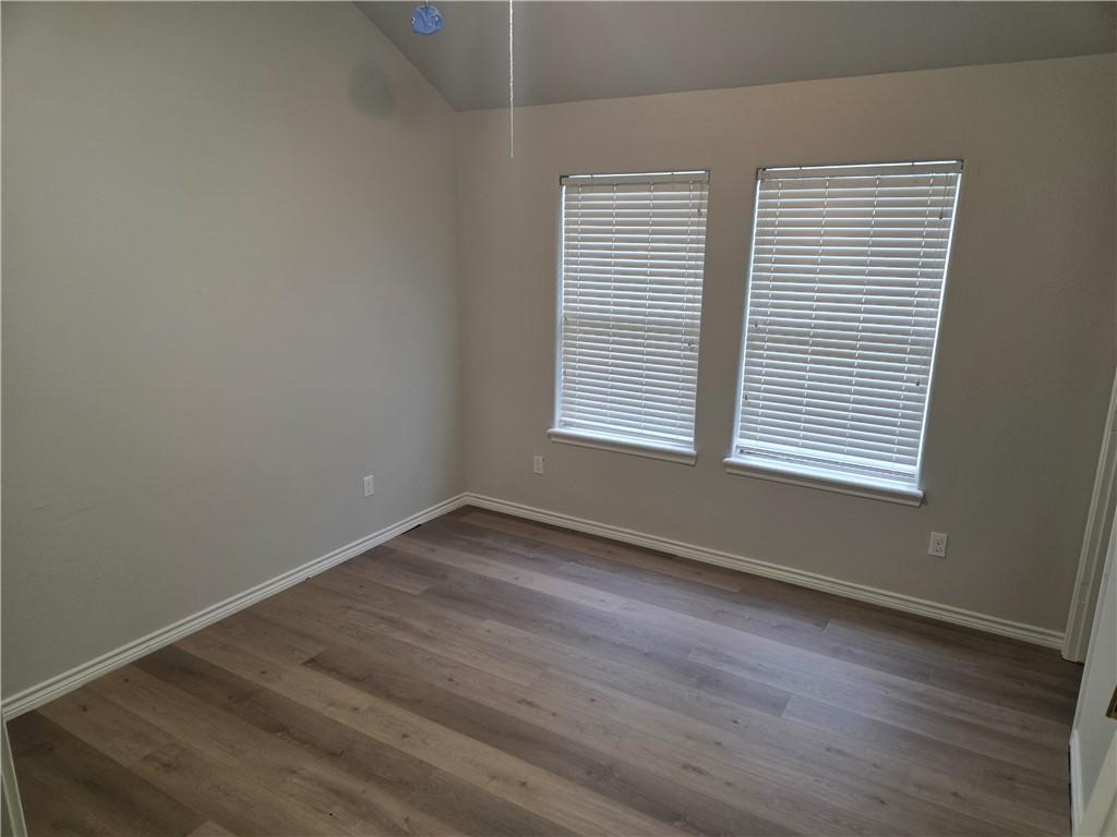 Image 4: Bedroom