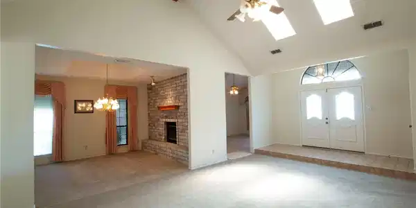 Image 3: Main living area