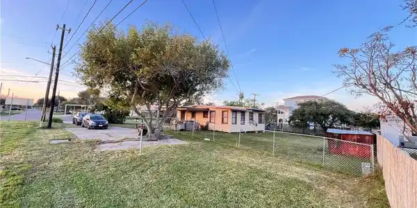 4049 Laguna Shores