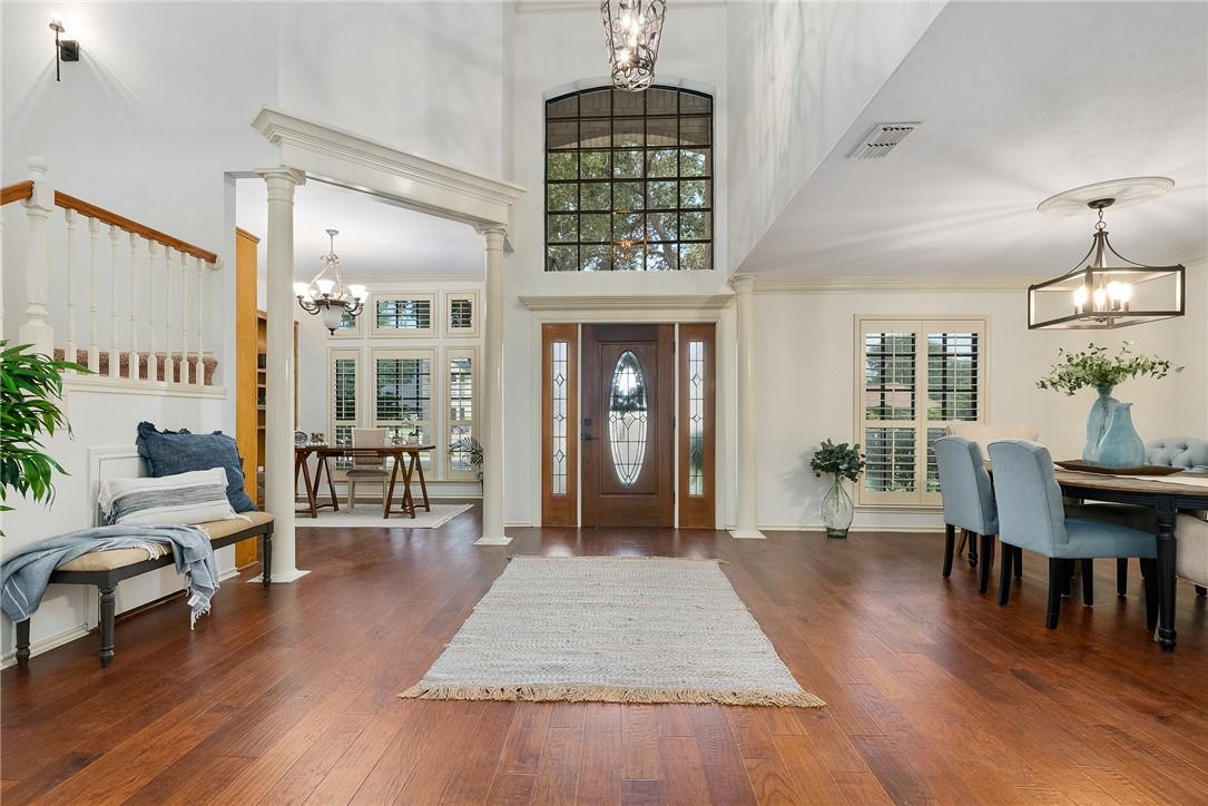 Image 4: Beautiful open entry way