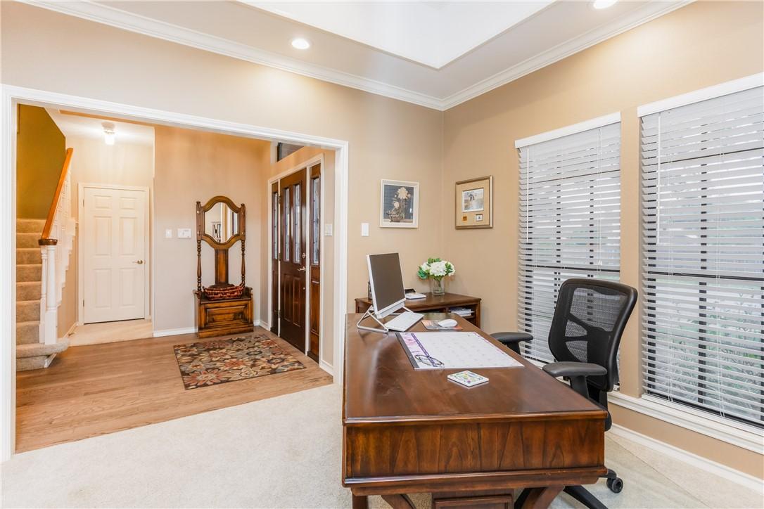 Image 3: Dining area-used for an office with its great ligh