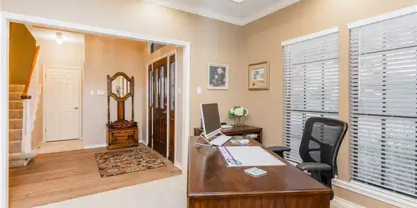 Image 3: Dining area-used for an office with its great ligh