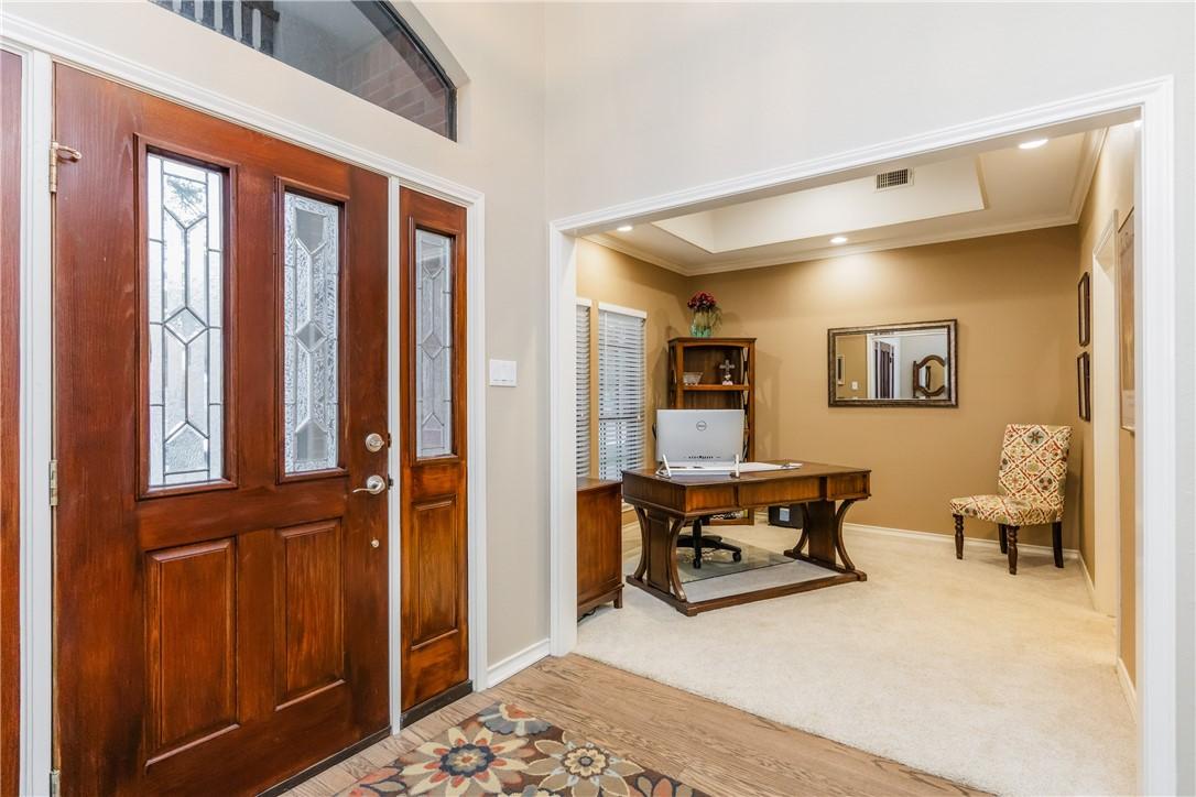 Image 4: Dining area is perfect office area