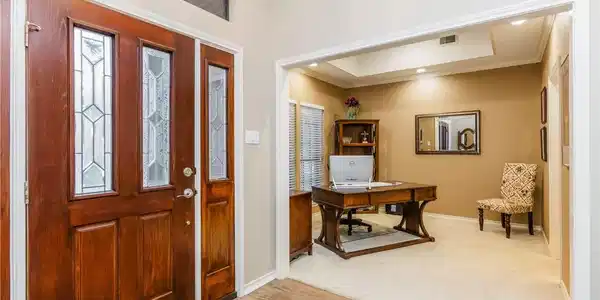 Image 4: Dining area is perfect office area