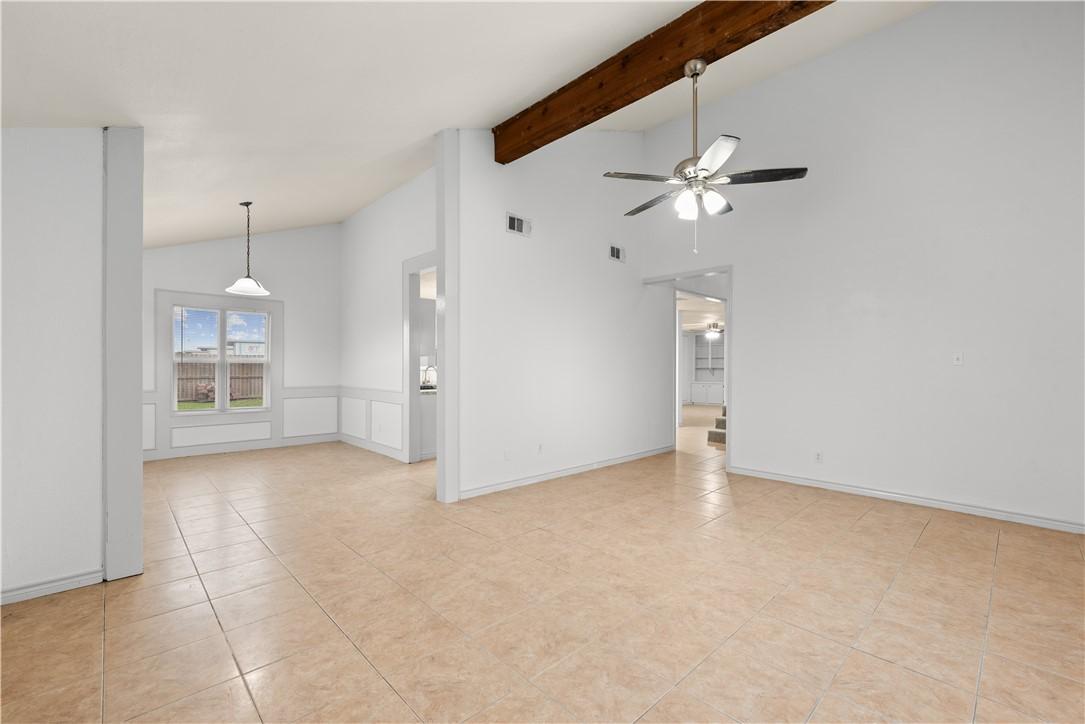 Image 4: Living Room