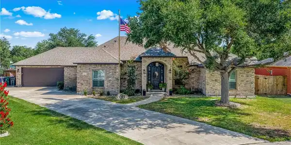 10201 Maple Leaf DR