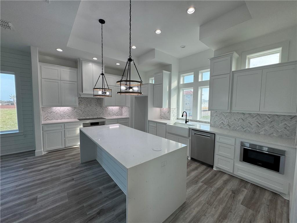 Image 4: Kitchen