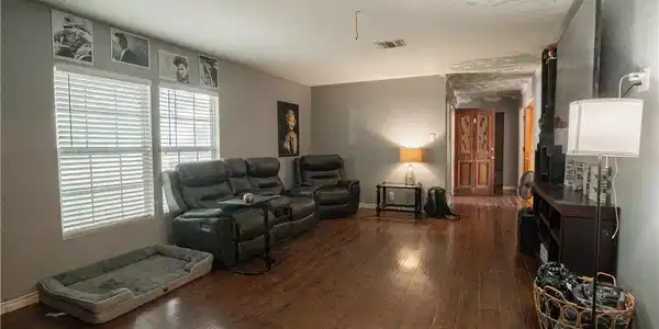 Image 4: Large living room