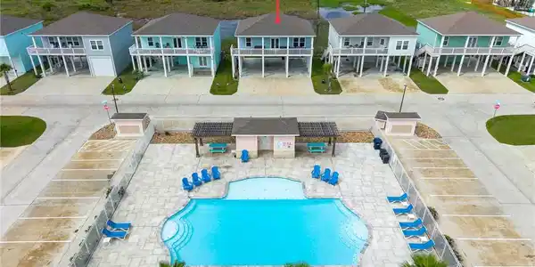 Image 2: GREAT LOCATION RIGHT IN FRONT OF THE COMMUNITY POO