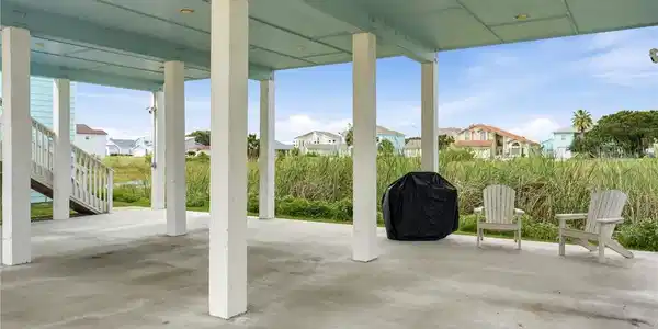 Image 3: PLENTY OF PARKING SPACE UNDER NEATH OR ROOM FOR AN