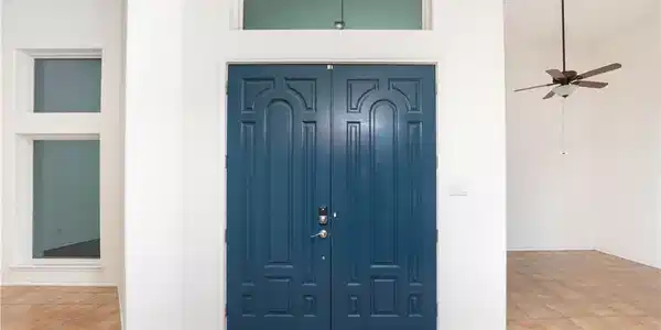 Image 2: Back to the the courtyard, dining on one side, sit
