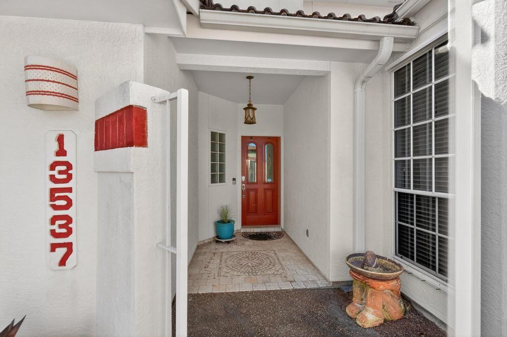 Image 4: Courtyard Entry