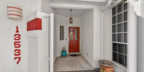 Image 4: Courtyard Entry