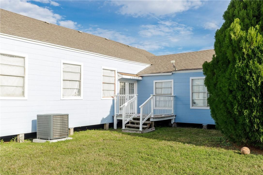 Image 3: TRIPLEX - 2580 Fifth St