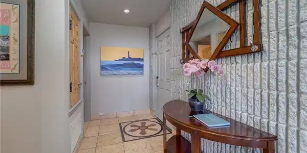 Image 4: Entrance