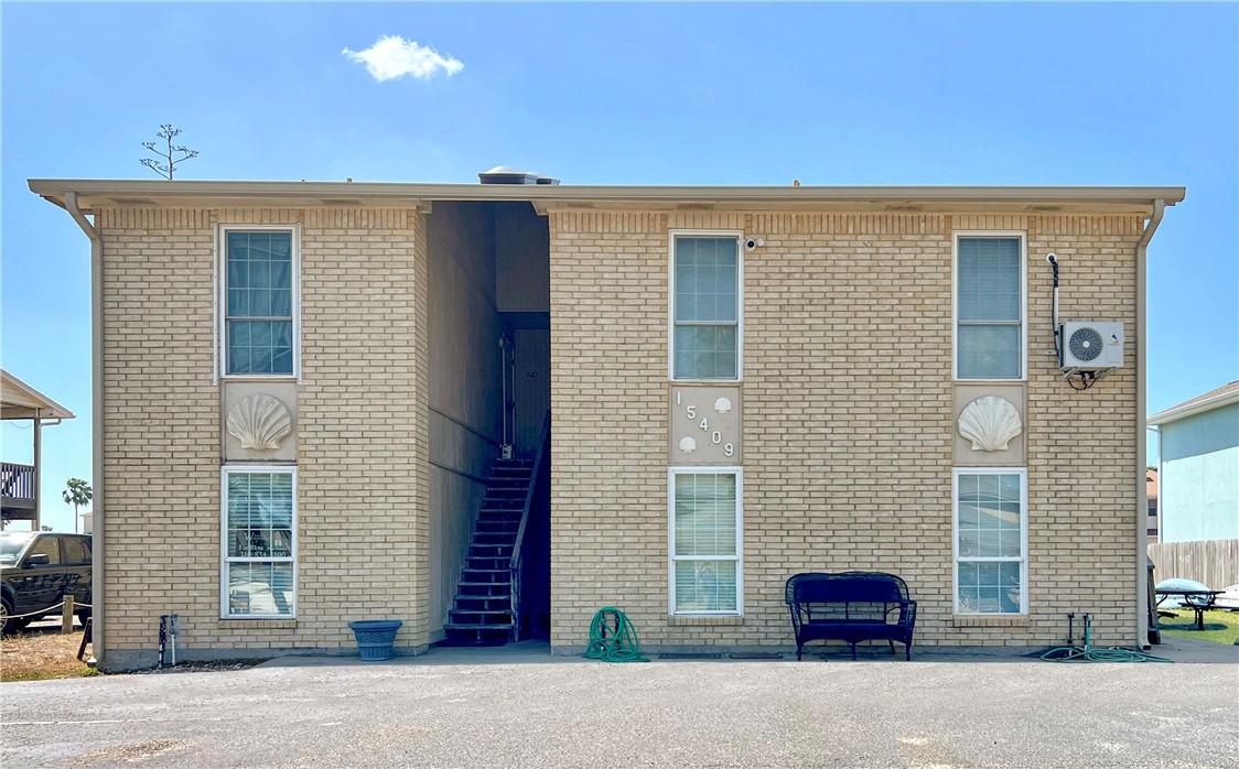 Image 2: Quiet 6-unit building