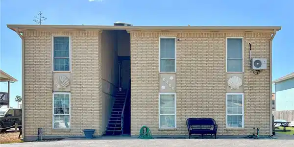 Image 2: Quiet 6-unit building