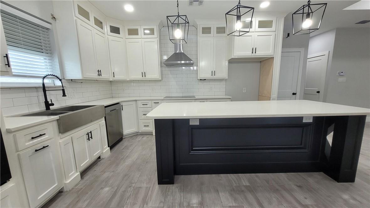 Image 4: Lots of Kitchen cabinets!
